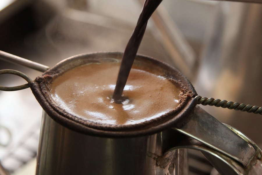 Singapore “Coffee Brewed in a Sock”: What It Really Means & Why It Tastes So Good